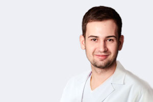 врач стоматолог хирург за работой